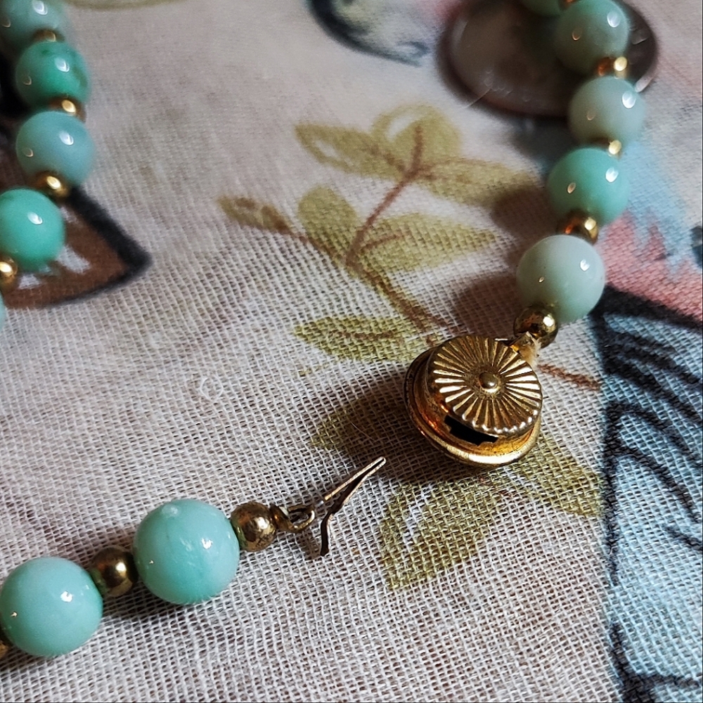 Green Mottled Long Single Strand Plastic Beaded Necklace Vintage Jade Color EUC - Picture 5 of 8